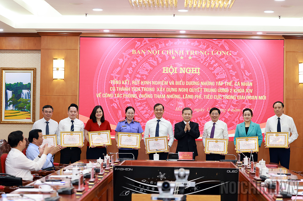 Đồng chí Lê Minh Trí, Ủy viên Bộ Chính trị, Bí thư Trung ương Đảng, Trưởng Ban Nội chính Trung ương, Phó Trưởng ban Thường trực Ban Chỉ đạo xây dựng Đề án trao Bằng khen tặng các cá nhân có nhiều thành tích trong xây dựng Đề án