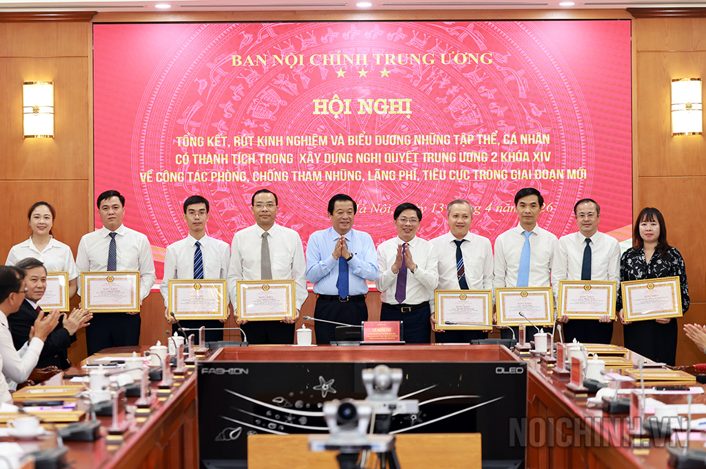 Đồng chí Bùi Văn Nghiêm, Ủy viên Trung ương Đảng, Phó Trưởng Ban và đồng chí Đặng Văn Dũng, Ủy viên Trung ương Đảng, Phó Trưởng Ban trao Bằng khen tặng các tập thể, cá nhân có nhiều thành tích trong xây dựng Đề án