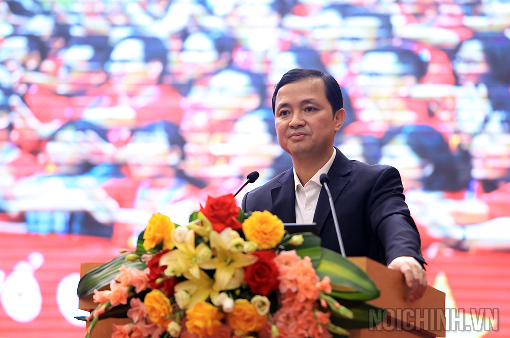 Đồng chí Nguyễn Xuân Trường, Phó Trưởng Ban Nội chính Trung ương trao đổi về chuyên đề “Những vấn đề mới về công tác nội chính; phòng, chống tham nhũng, lãng phí, tiêu cực ở đảng bộ xã, phường hiện nay”