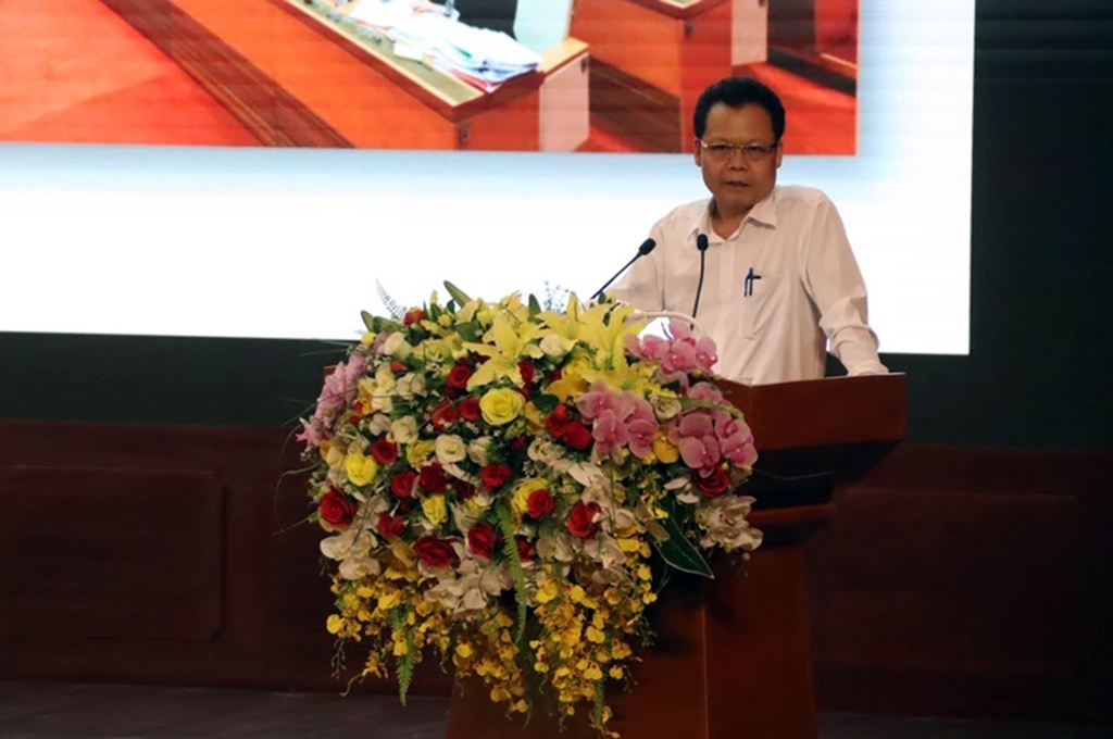 Tiến sĩ Trịnh Thăng Quyết, Phó Vụ trưởng Vụ Địa phương III, Ban Nội chính Trung ương báo cáo chuyên đề tại Hội nghị