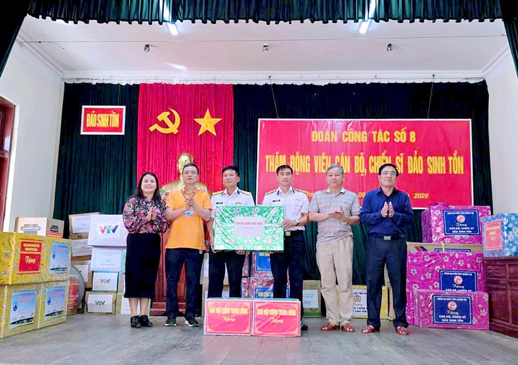 Đồng chí Đoàn Hồng Ngọc, Vụ trưởng Vụ Địa phương II và Đoàn cán bộ, công chức Ban Nội chính Trung ương tặng quà cho các cán bộ, chiến sĩ Đảo Sinh Tồn