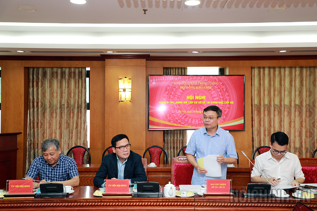 Đồng chí Nguyễn Văn Trường, Vụ trưởng Vụ Nghiên cứu tổng hợp, Ban Nội chính Trung ương, Chủ nhiệm Đề tài trình bày báo cáo tóm tắt đề tài