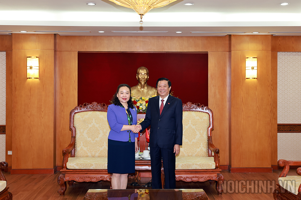 Đồng chí Bùi Văn Nghiêm, Ủy viên Trung ương Đảng, Phó Trưởng Ban Nội chính Trung ương và đồng chí Viên Cổ Khiết, Ủy viên Ban Thường vụ tỉnh ủy, Bí thư Ủy Ban Chính pháp tỉnh Quang Đông, Trung Quốc tại buổi làm việc