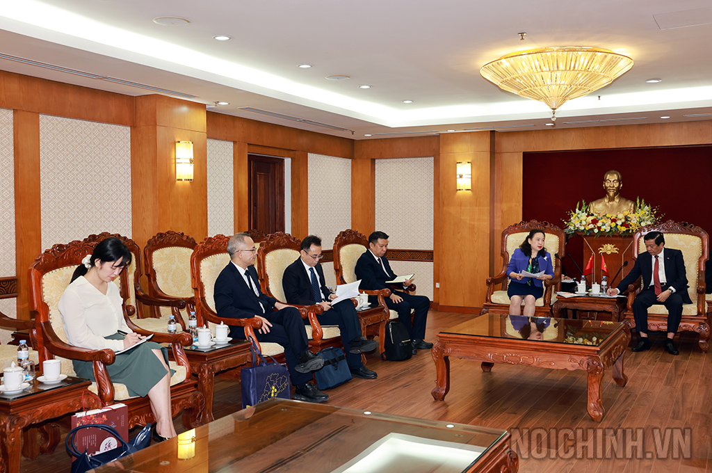 Hai bên tại buổi làm việc