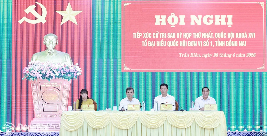 Các đại biểu trong Tổ đại biểu Quốc hội đơn vị số 1 tỉnh Đồng Nai lắng nghe ý kiến của cử tri