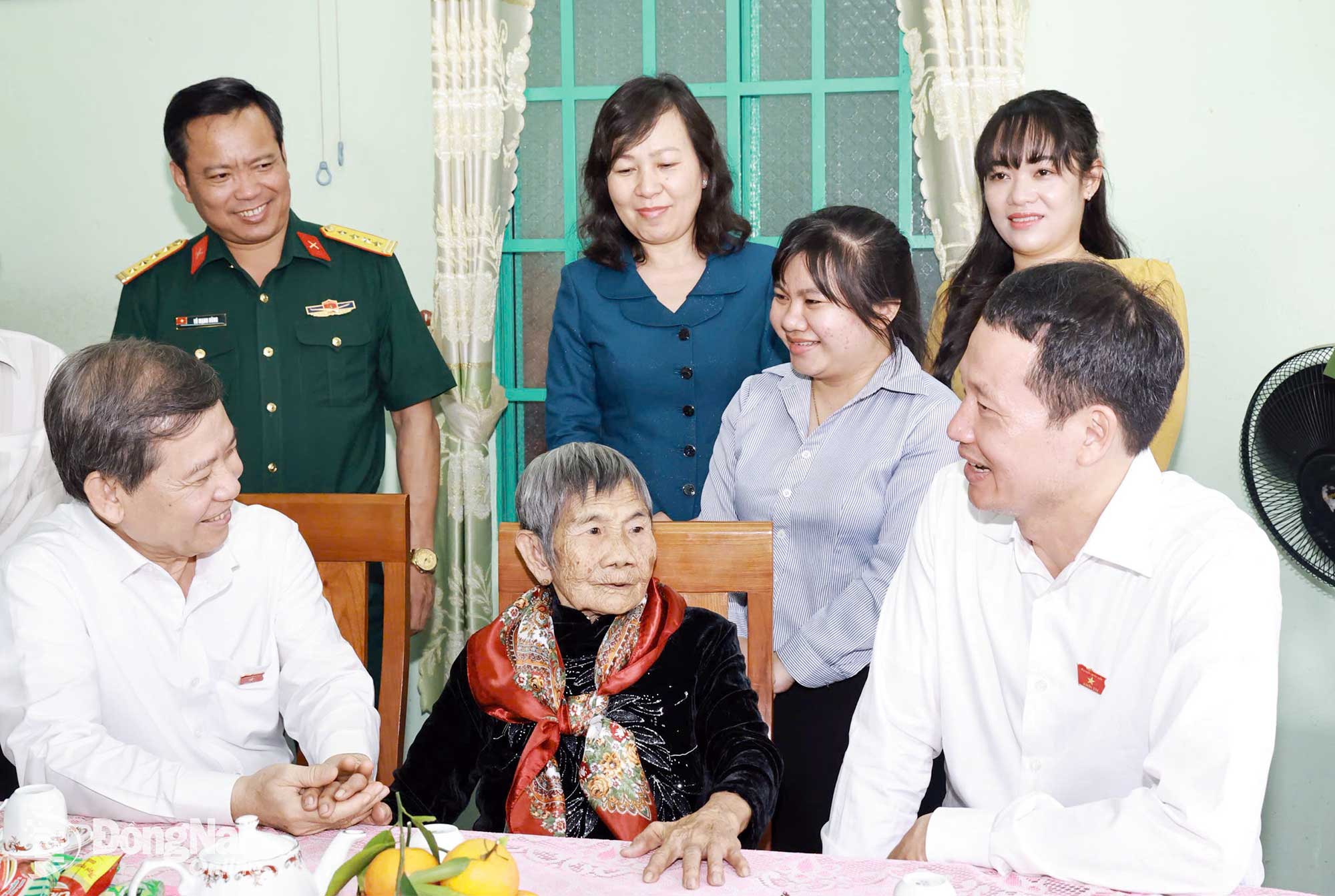 Đồng chí Lê Minh Trí, Ủy viên Bộ Chính trị, Bí thư Trung ương Đảng, Trưởng Ban Nội chính Trung ương và đồng chí Vũ Hồng Văn, Ủy viên Trung ương Đảng, Bí thư Tỉnh ủy Đồng Nai hỏi thăm hỏi Mẹ Việt Nam anh hùng Hồ Thị Vàng