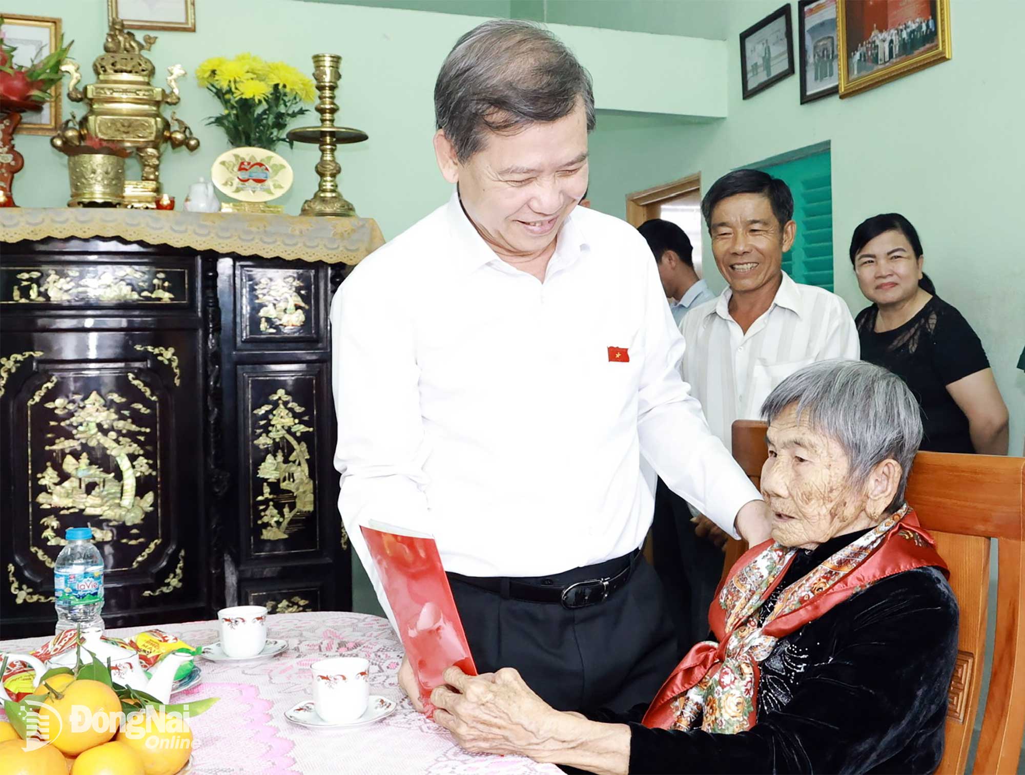 Đồng chí Lê Minh Trí, Ủy viên Bộ Chính trị, Bí thư Trung ương Đảng, Trưởng Ban Nội chính Trung ương tặng quà Mẹ Việt Nam anh hùng Hồ Thị Vàng