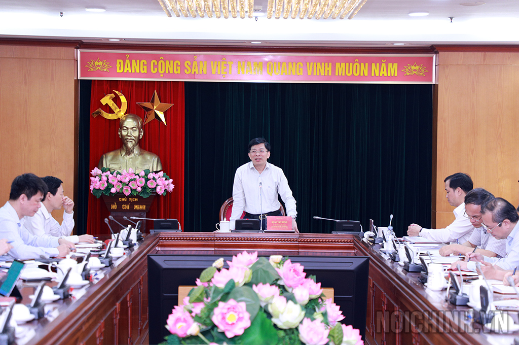 Đồng chí Đặng Văn Dũng, Ủy viên Trung ương Đảng, Phó Trưởng Ban Nội chính Trung ương, Bí thư Đảng ủy phát biểu