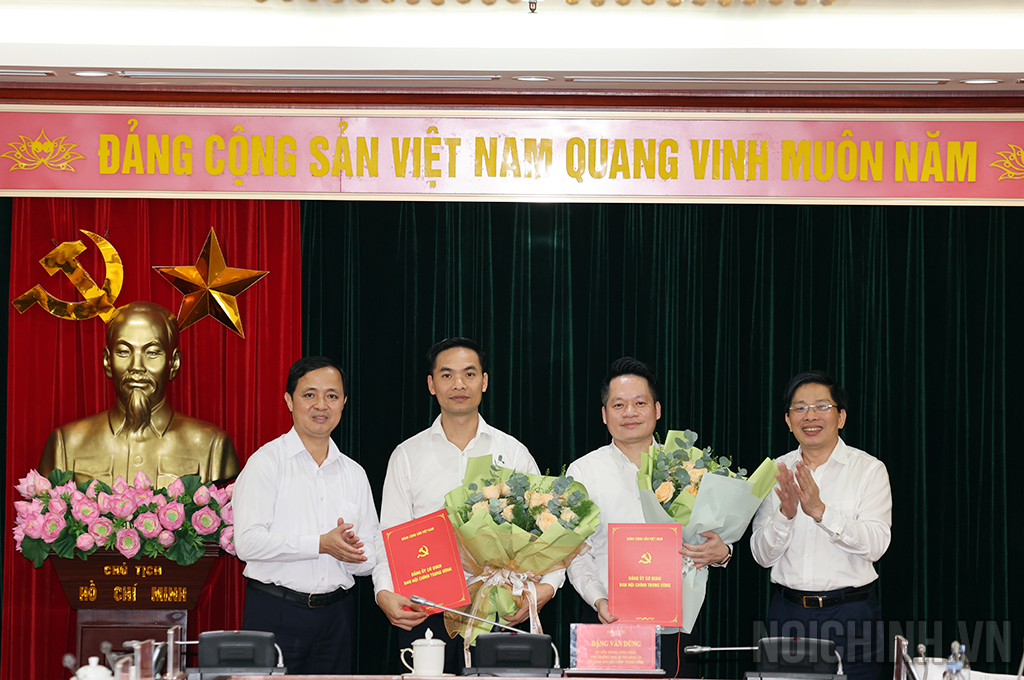 Đồng chí Đặng Văn Dũng, Ủy viên Trung ương Đảng, Ủy viên Ban Thường vụ Đảng ủy các cơ quan Đảng Trung ương, Phó Trưởng ban, Bí thư Đảng ủy cơ quan Ban Nội chính Trung ương và đồng chí Nguyễn Xuân Trường, Phó Trưởng ban, Phó Bí thư Đảng ủy cơ quan Ban Nội chính Trung ương trao Quyết định và tặng hoa chúc mừng đồng chí các đồng chí Đinh Hoàng Quang và Lê Văn Hạnh tham gia Ban Chấp hành Đảng bộ cơ quan Ban Nội chính Trung ương