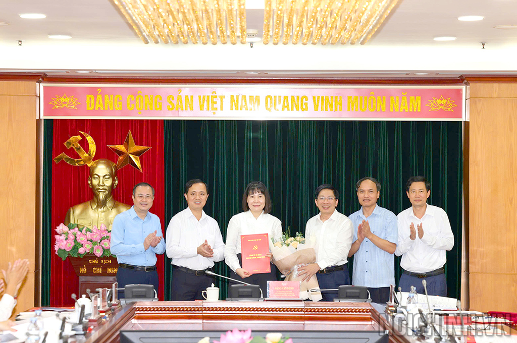 Ban Thường vụ Đảng ủy cơ quan Ban Nội chính Trung ương chúc mừng đồng chí Bùi Thị Thu Huyền giữ chức Chánh Văn phòng Đảng ủy cơ quan Ban Nội chính Trung ương
