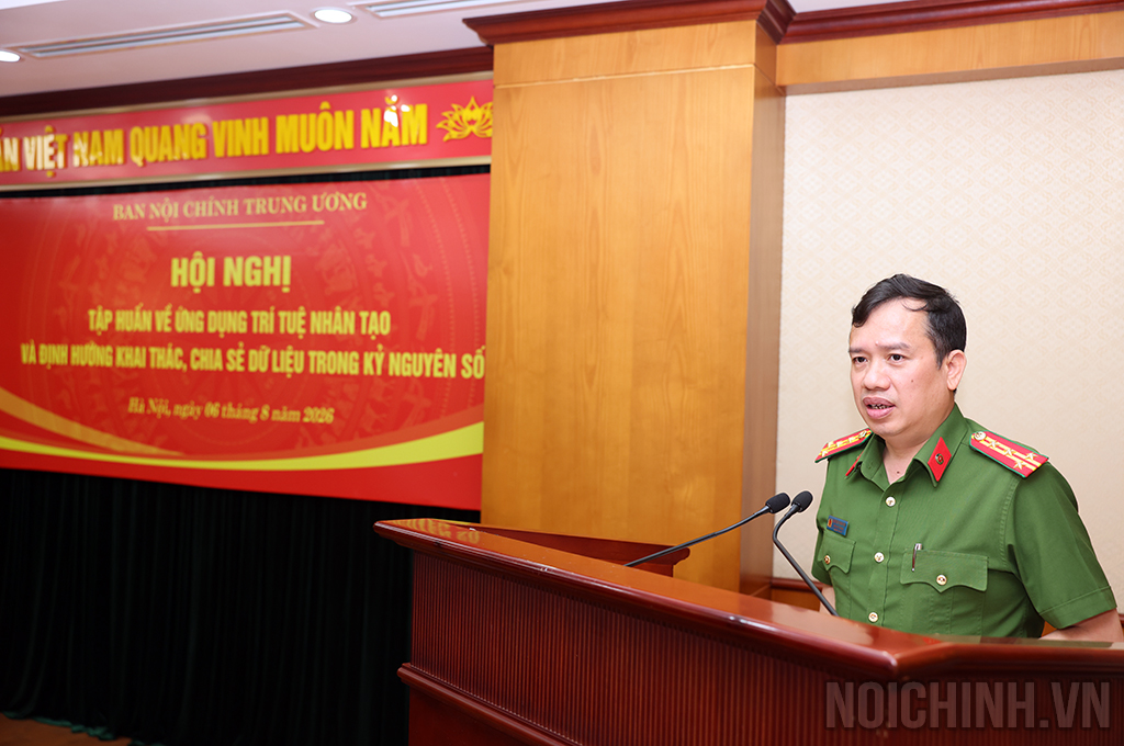 Đại tá Nguyễn Thành Vĩnh, Phó Giám đốc Trung tâm dữ liệu quốc gia, Bộ Công an trình bày chuyên đề tại Hội nghị