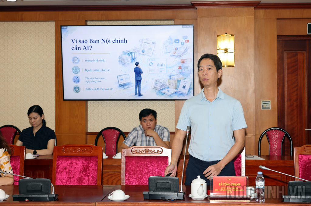 Ông Lê Công Thành, Chủ tịch kiêm Tổng Giám đốc Công ty cổ phần công nghệ chọn lọc thông tin (Infore) trình bày chuyên đề tại Hội nghị