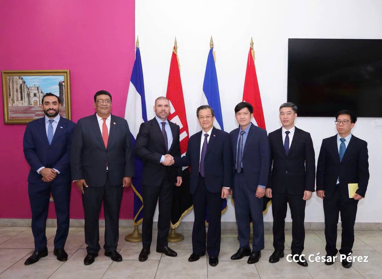 Đồng chí Laureano Ortega Murillo, Cố vấn Tổng thống, Bộ trưởng Bộ Ngoại giao và các quan chức đón đòn tại sân bay quốc tế Augusto C Sandino