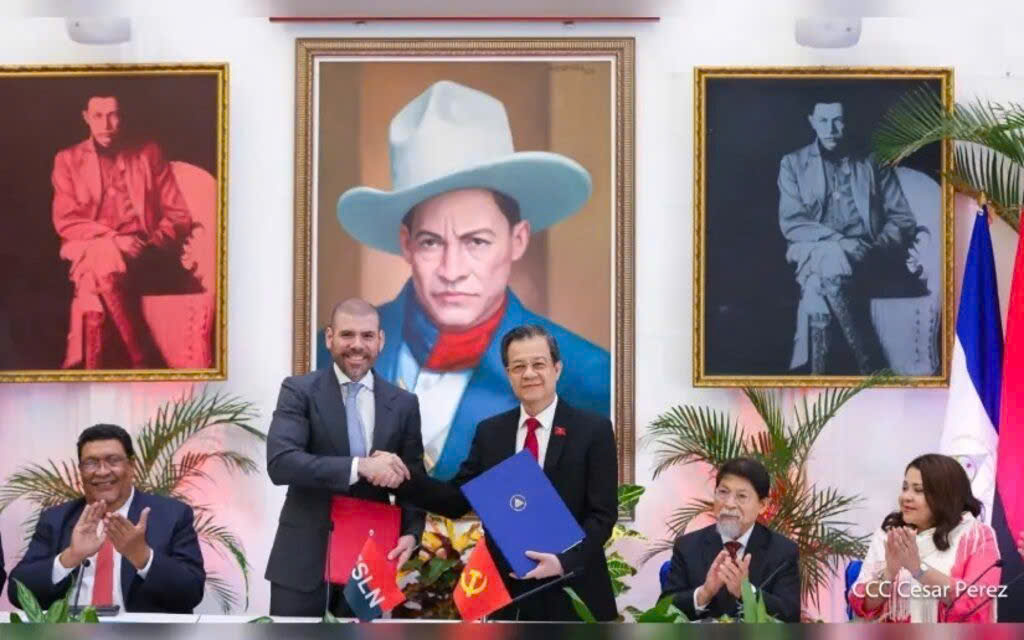 Đồng chí Lê Hồng Quang, Ủy viên Trung ương Đảng, Phó Trưởng Ban Nội chính Trung ương, Trưởng Đoàn công tác của Đảng Cộng sản Việt Nam và đồng chí Laureano Ortega Murillo, Cố vấn Tổng thống Nicaragua, đại diện Đảng Mặt trận Giải phóng Dân tộc Sandino