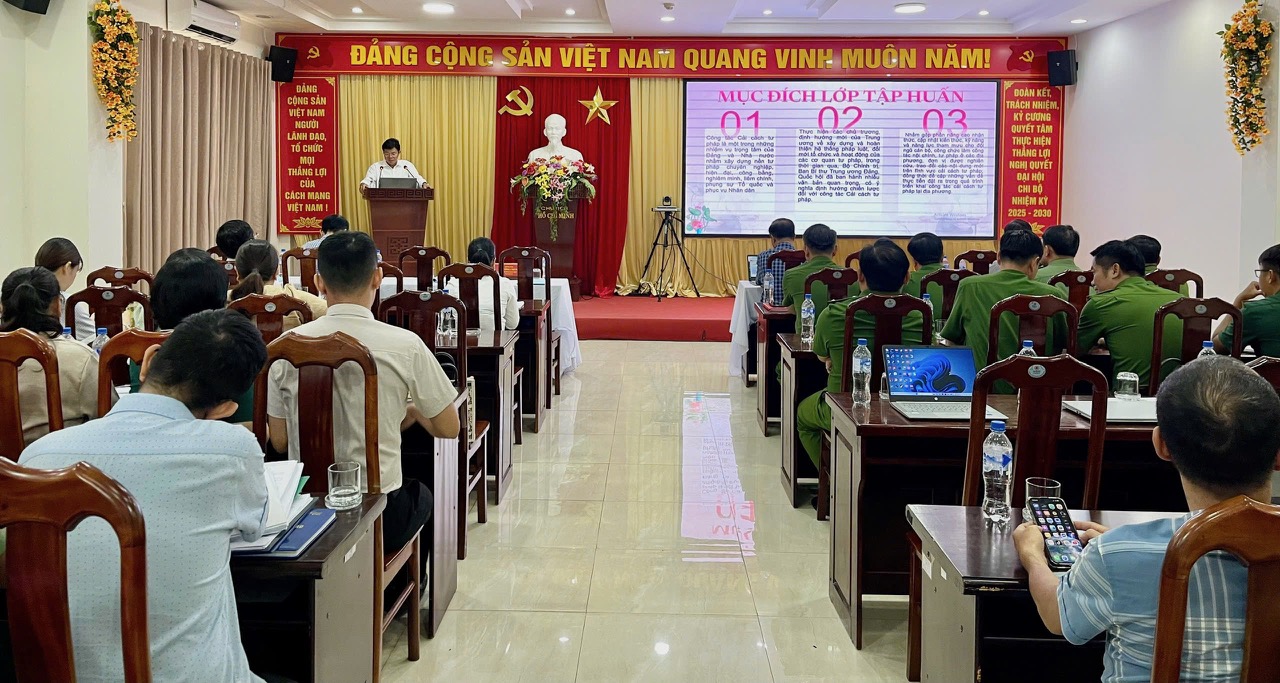 Đồng chí Võ Công Chánh, Ủy viên Ban Thường vụ, Trưởng Ban Nội chính Thành ủy Đà Nẵng báo cáo các chuyên đề tại Hội nghị
