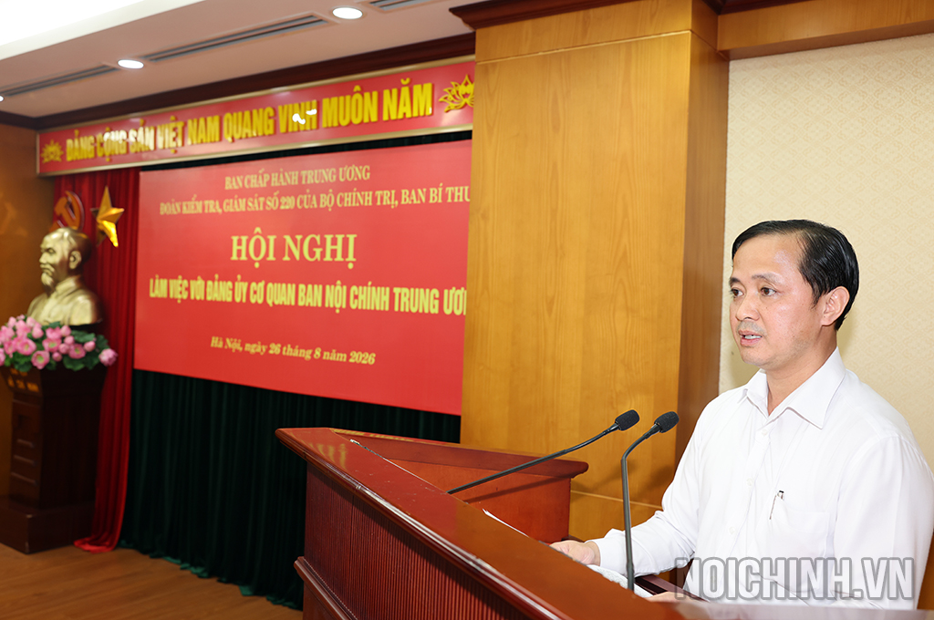 Đồng chí Nguyễn Xuân Trường, Phó Trưởng Ban, Phó Bí thư Đảng ủy cơ quan Ban Nội chính Trung ương trình bày báo cáo tại Hội nghị