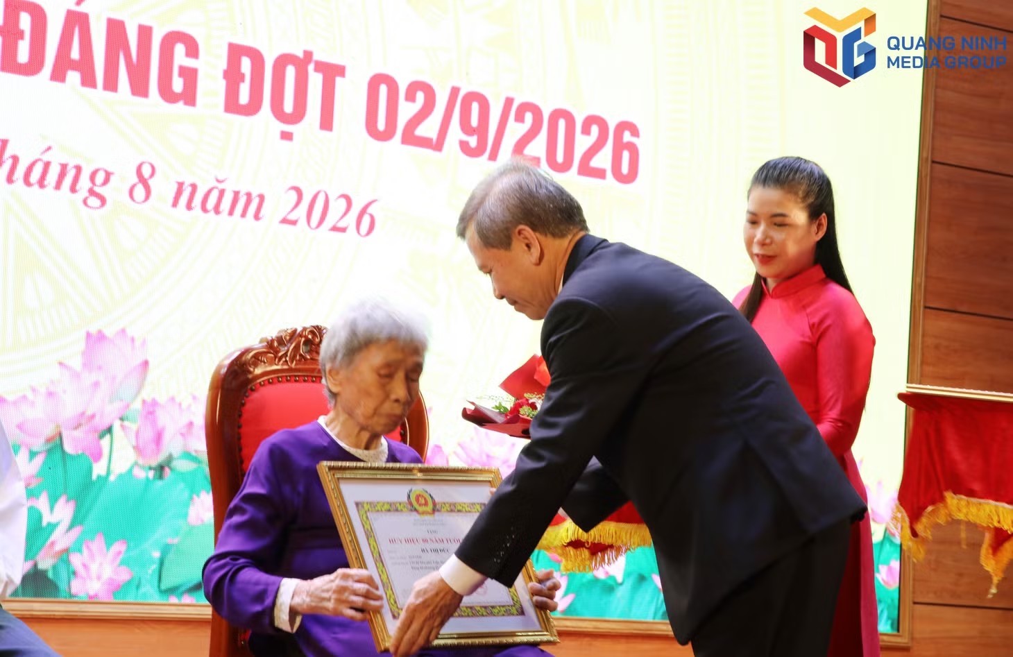 Đồng chí Lê Minh Trí, Ủy viên Bộ Chính trị, Bí thư Trung ương Đảng, Trưởng Ban Nội chính Trung ương trao Huy hiệu cho đảng viên