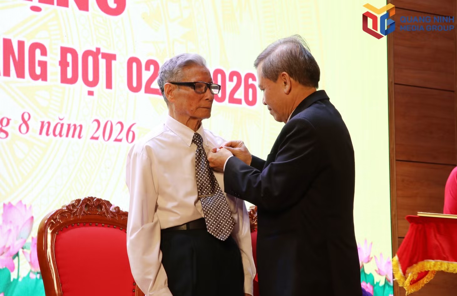 Đồng chí Lê Minh Trí, Ủy viên Bộ Chính trị, Bí thư Trung ương Đảng, Trưởng Ban Nội chính Trung ương trao Huy hiệu cho đảng viên