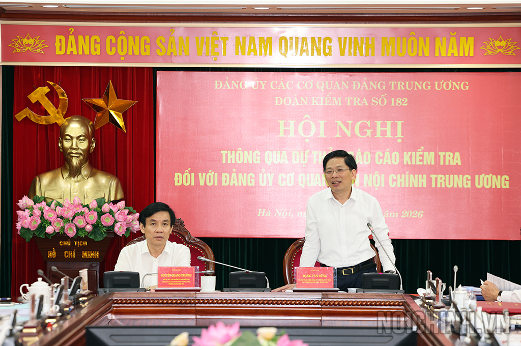 Đồng chí Đặng Văn Dũng, Ủy viên Trung ương Đảng, Ủy viên Ban Thường vụ Đảng ủy các cơ quan Đảng Trung ương, Phó Trưởng ban, Bí thư Đảng ủy cơ quan Ban Nội chính Trung ương phát biểu tại Hội nghị