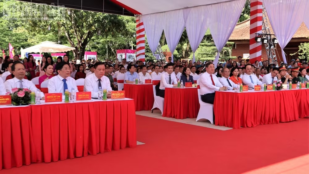 Các đại biểu và các tầng lớp nhân dân về dự lễ