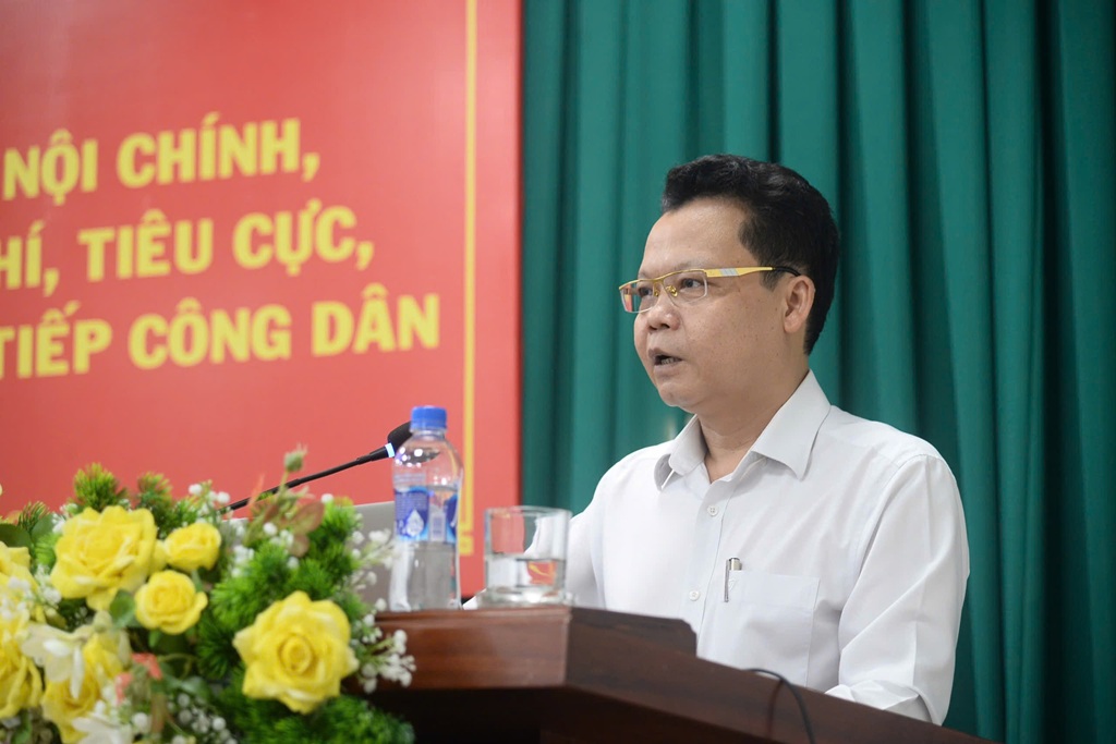 Tiến sĩ Trịnh Thăng Quyết, Phó Vụ trưởng Vụ Địa phương III, Ban Nội chính Trung ương truyền đạt các chuyên đề tại Hội nghị
