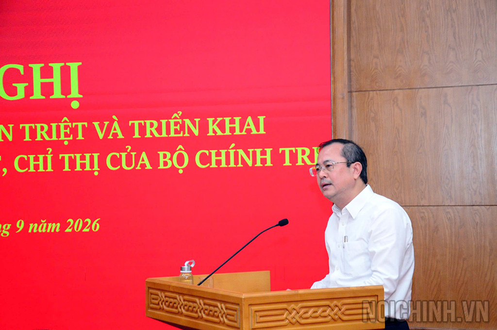 Đồng chí Nguyễn Quang Trường, Chánh Văn phòng, Ủy viên Ban Thường vụ Đảng ủy cơ quan Ban Nội chính Trung ương trình bày tham luận tại Hội nghị