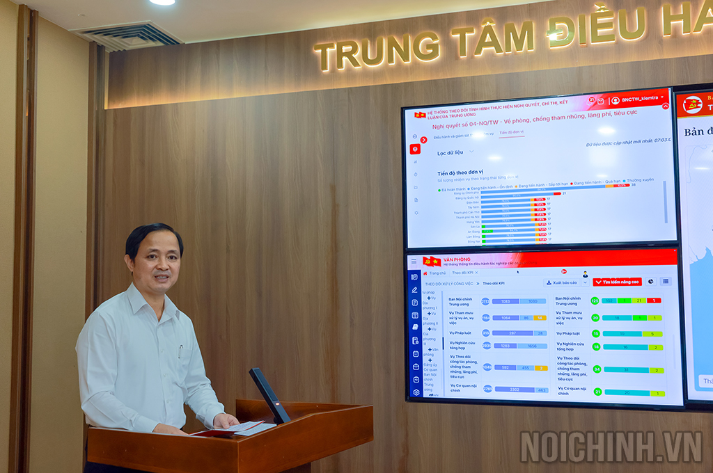 Đồng chí Nguyễn Xuân Trưởng, Phó Trưởng Ban, Trưởng Ban Chỉ đạo chuyển đổi số cơ quan Ban Nội chính Trung ương giới thiệu về Trung tâm điều hành thông minh ngành Nội chính Đảng