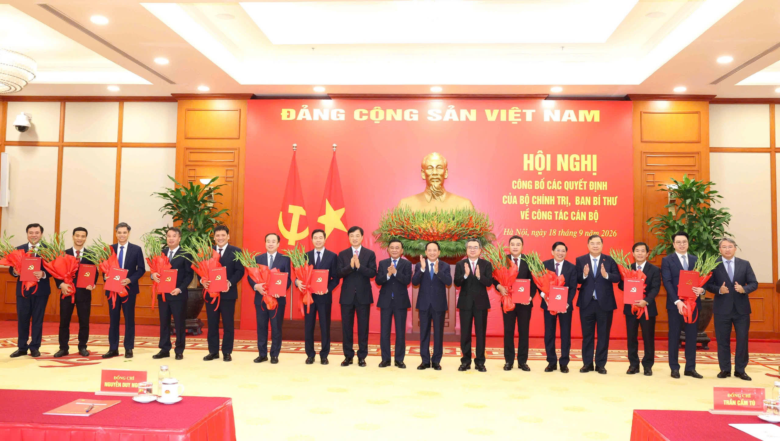 Thường trực Ban Bí thư Trần Cẩm Tú trao Quyết định của Bộ Chính trị, Ban Bí thư cho 12 đồng chí giữ chức Phó Bí thư Thường trực Tỉnh uỷ và các Phó Ban Đảng Trung ương