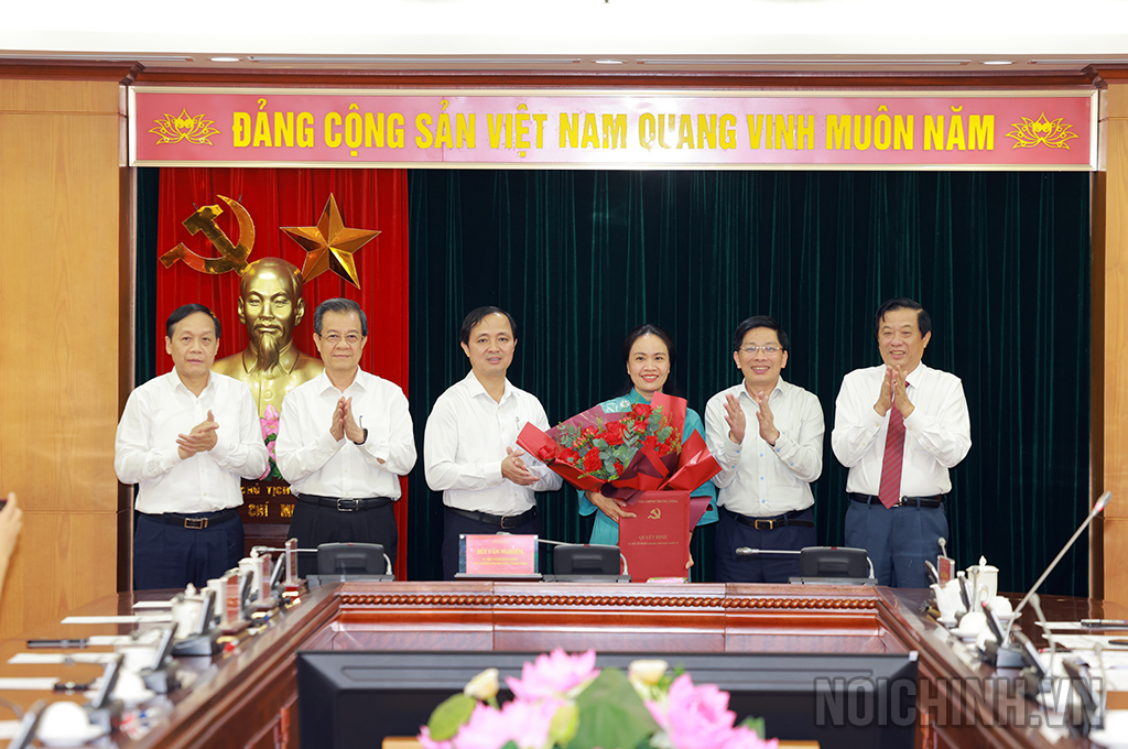 Các đồng chí lãnh đạo Ban Nội chính Trung ương chúc mừng đồng chí Trần Thị Hải Ninh