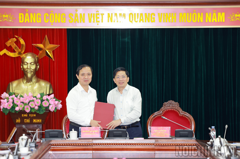 Đồng chí Đặng Văn Dũng, Ủy viên Trung ương Đảng, Phó Bí thư Thường trực Tỉnh ủy Cà Mau, nguyên Phó Trưởng ban, Bí thư Đảng ủy cơ quan Ban Nội chính Trung ương bàn giao công tác cho đồng chí Nguyễn Xuân Trường, Phó Trưởng Ban, Phó Bí thư Đảng ủy cơ quan Ban Nội hính Trung ương