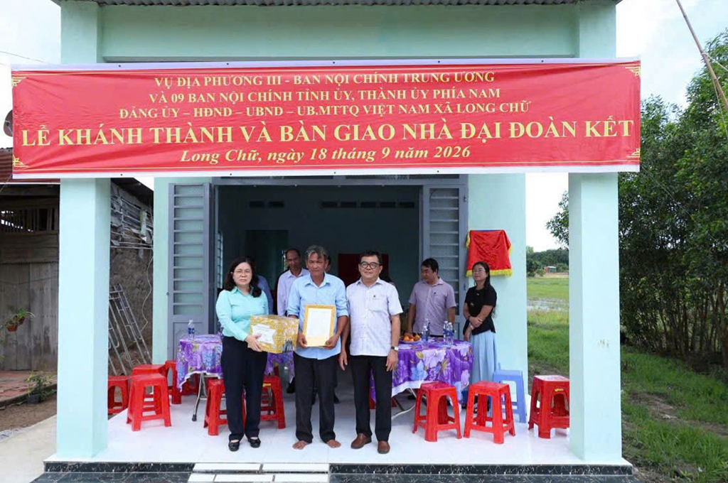 Đồng chí Trương Nhật Quang, Ủy viên Ban Thường vụ, Trưởng Ban Nội chính Tỉnh ủy Tây Ninh đại diện Cụm thi đua số IV trao quà tặng gia đình