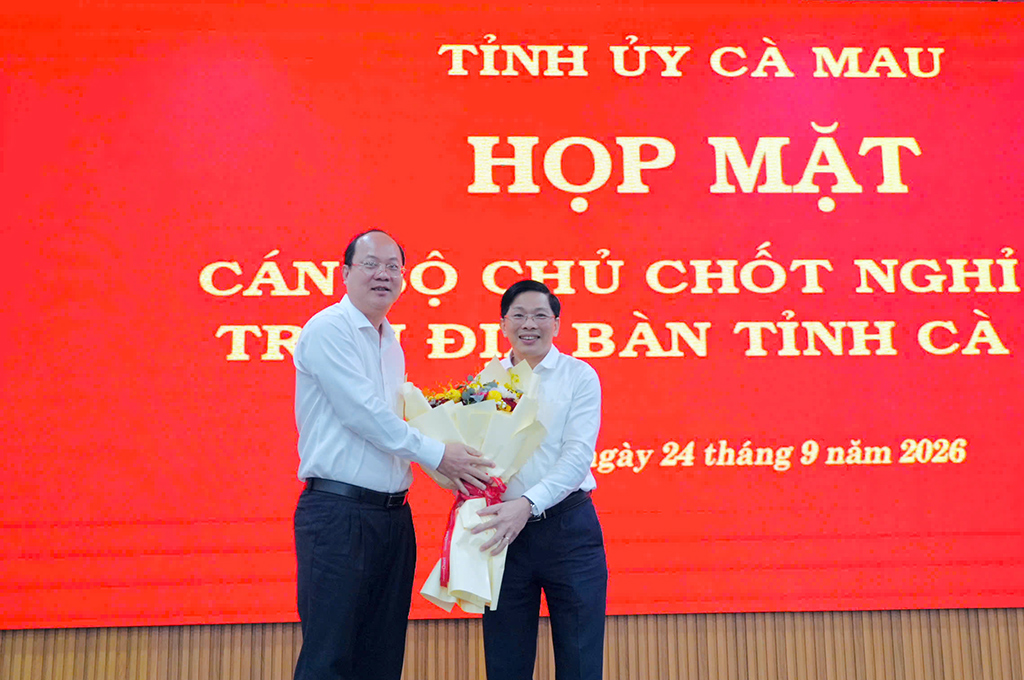 Đồng chí Nguyễn Hồ Hải, Bí thư Tỉnh uỷ Cà Mau tặng hoa chúc mừng đồng chí Đặng Văn Dũng