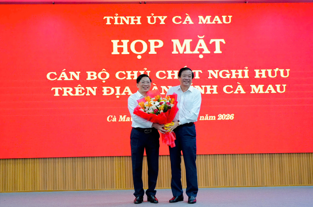 Đồng chí Bùi Văn Nghiêm, Ủy viên Ban Chấp hành Trung ương Đảng, Phó Trưởng Ban Nội chính Trung ương (bìa phải), tặng hoa chúc mừng đồng chí Đặng Văn Dũng, Phó Bí thư Thường trực Tỉnh ủy Cà Mau, nhiệm kỳ 2025-2030