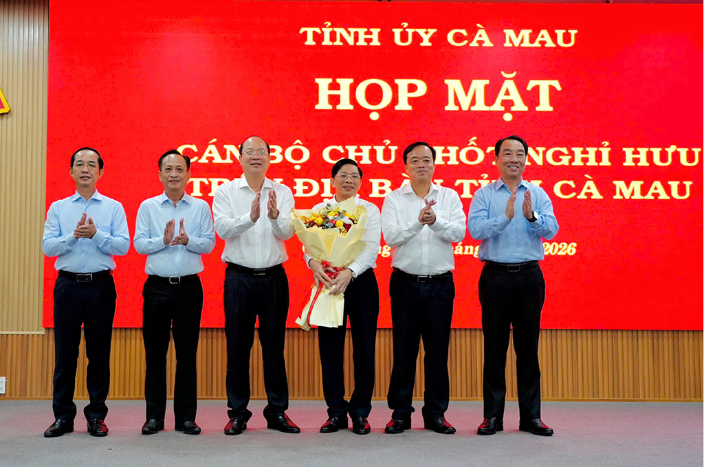 Thường trực Tỉnh ủy Cà Mau tặng hoa chúc mừng đồng chí Đặng Văn Dũng được Bộ Chính trị điều động, phân công, chỉ định tham gia Ban Chấp hành, Ban Thường vụ Tỉnh ủy và giữ chức Phó Bí thư Thường trực Tỉnh ủy Cà Mau, nhiệm kỳ 2025-2030