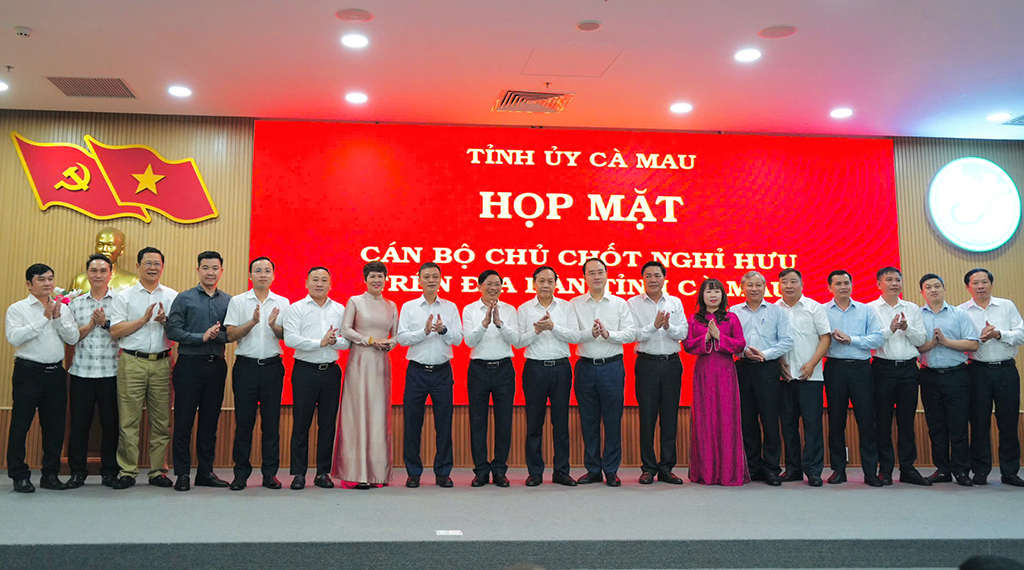 Đại diện lãnh đạo, công chức Ban Nội chính Trung ương chúc mừng đồng chí Đặng Văn Dũng, Phó Bí thư Thường trực Tỉnh ủy Cà Mau, nhiệm kỳ 2025-2030