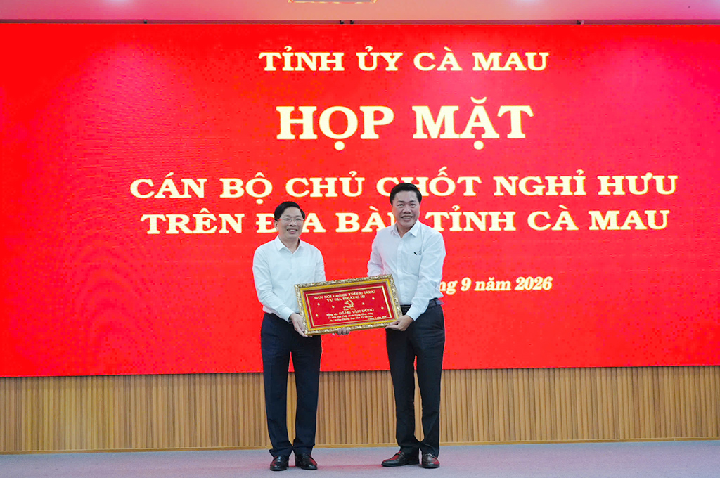 Đồng chí Trần Hoàng Kiếm (bìa phải), Vụ trưởng Vụ Địa phương III, Ban Nội chính Trung ương chúc mừng đồng chí Đặng Văn Dũng, Phó Bí thư Thường trực Tỉnh ủy Cà Mau, nhiệm kỳ 2025-2030