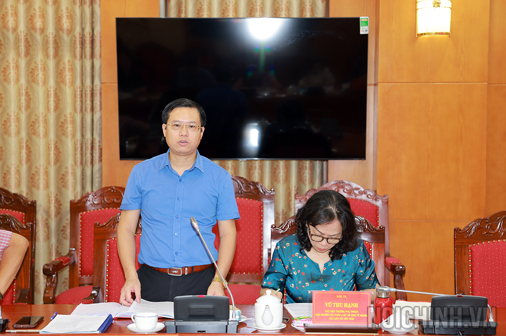Đồng chí Nguyễn Quang Dũng, Phó Vụ trưởng Vụ Cải cách tư pháp, Ban Nội chính Trung ương trình bày đề dẫn Tọa đàm