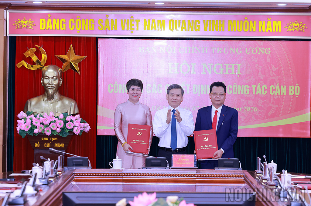 Đồng chí Lê Minh Trí Ủy viên Bộ Chính trị, Bí thư Trung ương Đảng, Trưởng Ban Nội chính Trung ương trao Quyết định Vụ trưởng Vụ Tham mưu, xử lý vụ án, vụ việc và Vụ trưởng Vụ Địa phương I