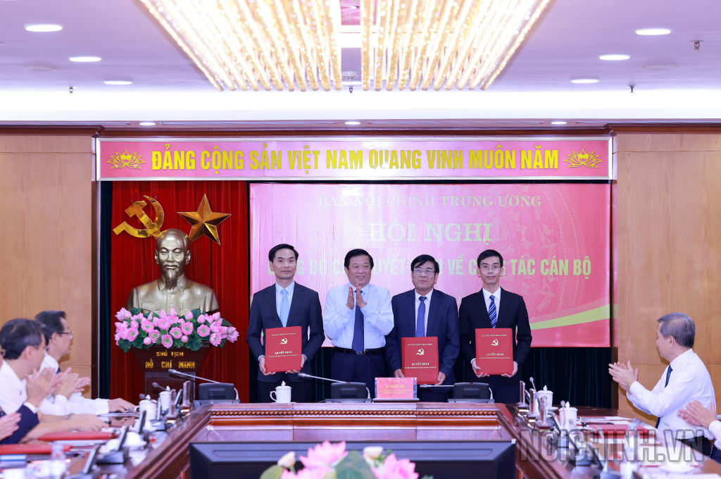 Đồng chí Bùi Văn Nghiêm, Ủy viên Trung ương Đảng, Phó Trưởng Ban Nội chính Trung ương trao Quyết định điều động, bổ nhiệm các Phó Vụ trưởng
