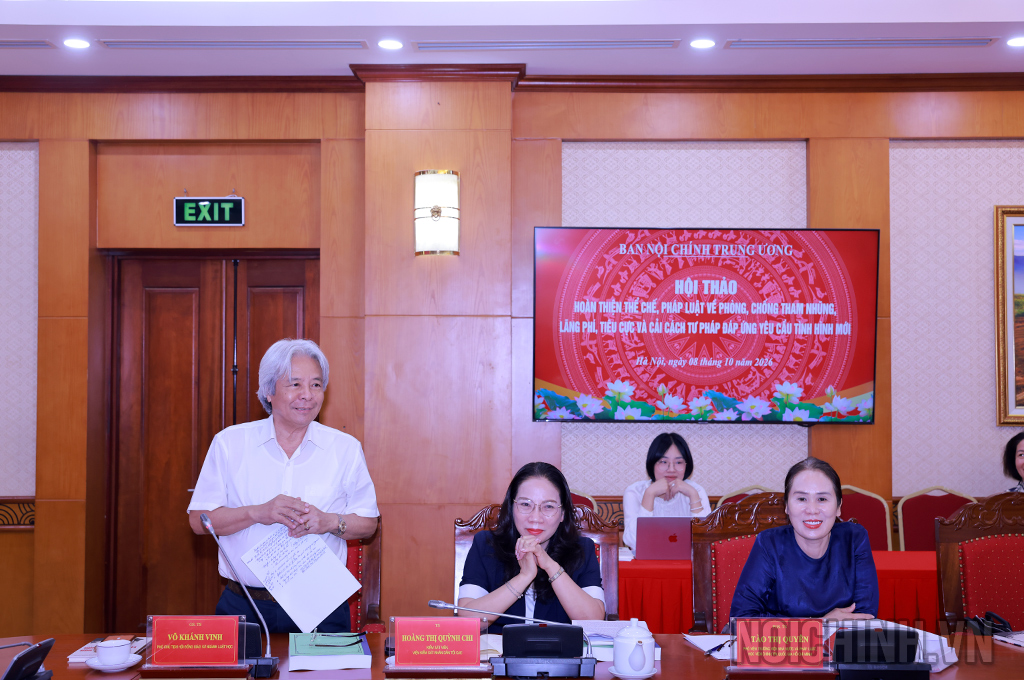 GS. TS Võ Khánh Vinh, Phó Chủ tịch Hội đồng Giáo sư ngành Luật học trình bày tham luận tại Hội thảo